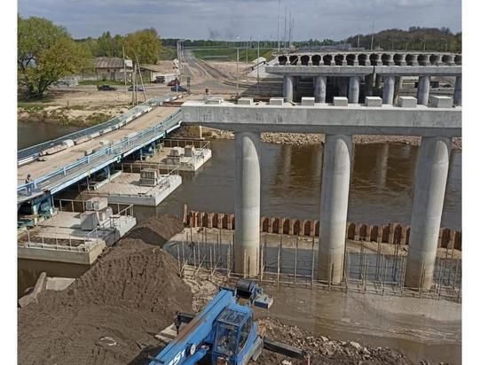 Строители уложили нижний слой на четырех пролетах Славянского моста в Брянске