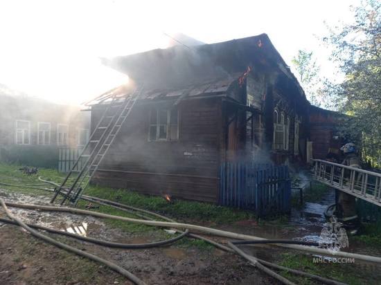 Медики констатировали смерть женщины, которую пожарные на руках вынесли из горящего дома в Родниках