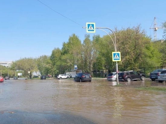 В Барнауле из-за прорыва трубы затопило улицу