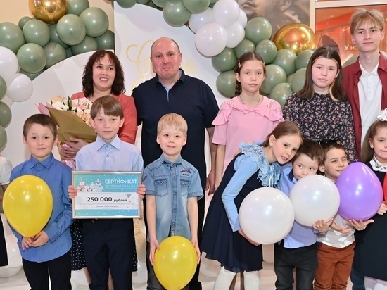 «Вековые традиции, суровые условия — то, что делает Ямал и его семьи по-настоящему крепкими»: губернатор Артюхов поздравил северян с Днем семьи