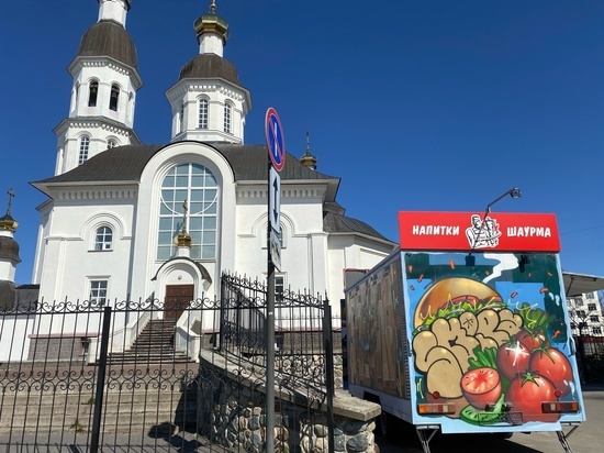 Ларек с шаурмой отодвинули с фототочки у Успенского храма в центре Архангельска