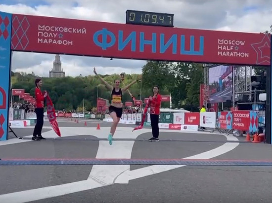 Легкоатлетка Анна Викулова из Новосибирска победила на Московском полумарафоне с новым рекордом