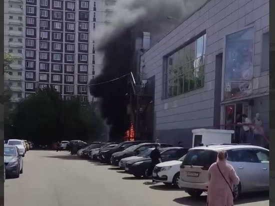 В "Перекрестке" в Южном Бутово взрываются газовые баллоны