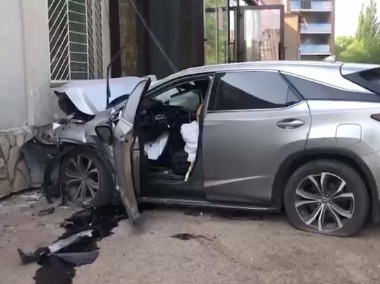 В Башкирии водитель иномарки погиб, на скорости врезавшись в здание