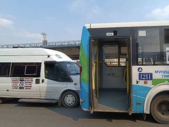 В Омске маршрутка врезалась в автобус