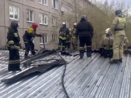 В Красноярске сгорела кровля сауны на улице Воронова