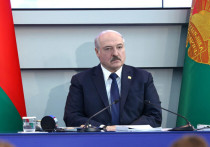 Telegram-канал "Пул Первого" опубликовал фотографию президента Белоруссии Александра Лукашенко, который, как сообщается, работает в центральном командном пункте ВВС и войск ПВО