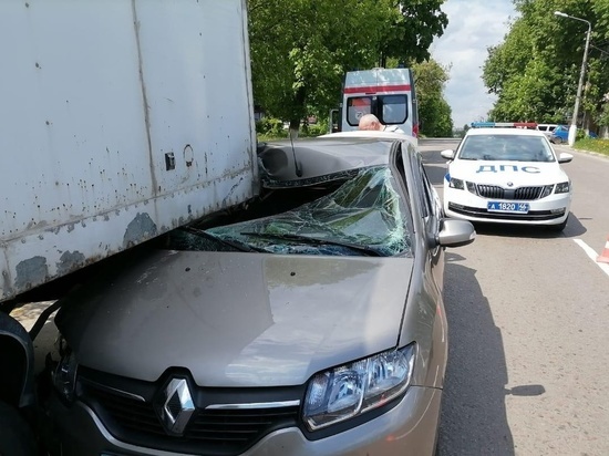 В Курской области легковушка залетела под фургон