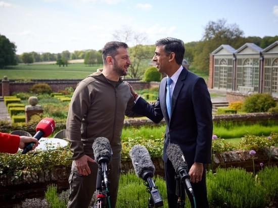 Зеленский в Великобритании потребовал дополнительное время для подготовки контрнаступления