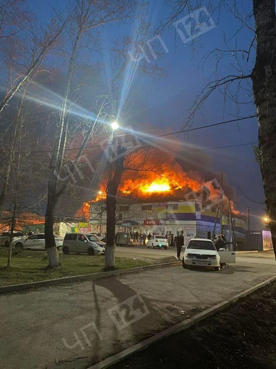 В Красноярском крае загорелся крупный торговый центр