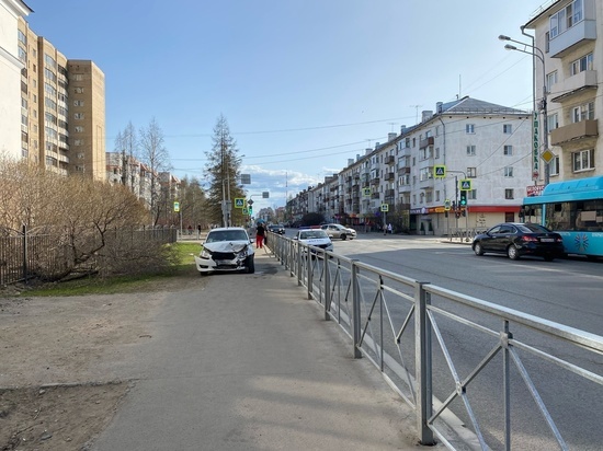 Вылетевшая после ДТП на тротуар легковушка сбила трех человек в центре Архангельска