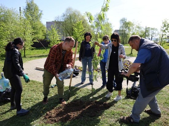 Журналисты Серпухова посадили деревья в рамках акции «Лес Победы»