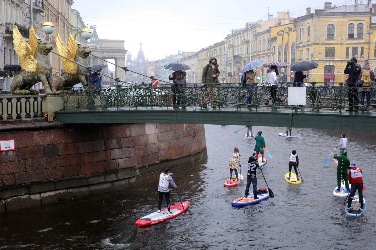 Ютуб канал питера. Сапы на Неве. Жители Петербурга на лодках. Использование Невы человеком. Люди на Неве.