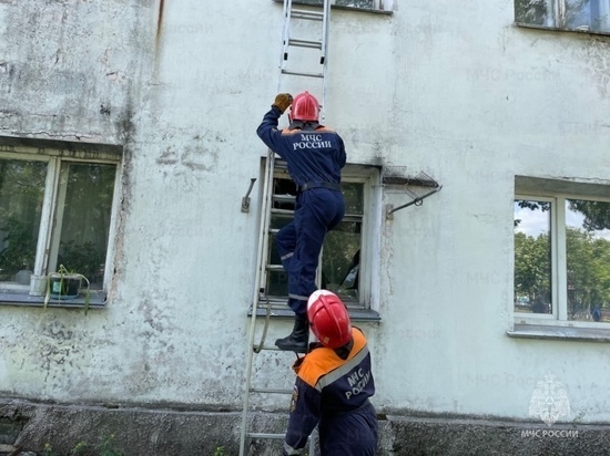 Камчатские спасатели открыли квартиру, где был заперт ребёнок