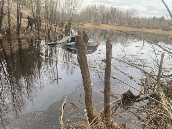Водитель BMW X5 на трассе Стрежевой - Нижневартовск съехал в реку