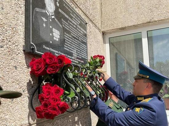 Погибшему в Рязани лётчику Ил-76 Петрушину установили памятную доску в Орске