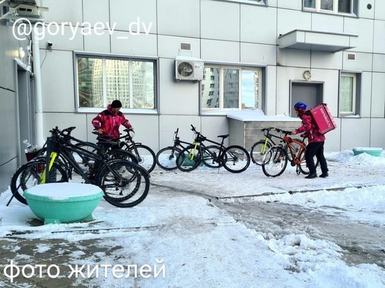 Красноярцы пожаловались на захват велопарковки сотрудниками «Самоката»