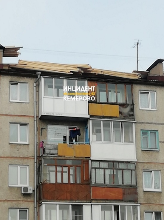 Свисающие с крыши пятиэтажного дома доски обеспокоили кемеровчан