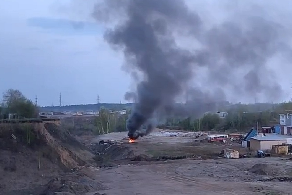 В Барнауле неизвестные жгут автомобильные покрышки в гаражном кооперативе - МК Б