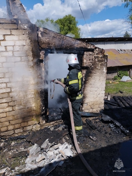 Сарай едва не стал причиной крупного пожара в Залегощенском районе