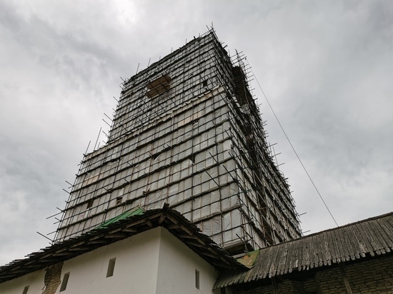 Леса с колокольни Троицкого собора в Пскове могут убрать через месяц