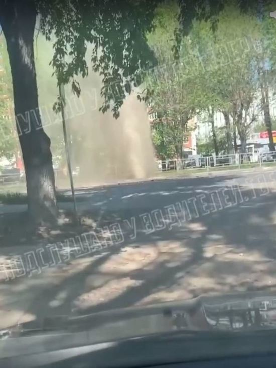 Мощный гейзер с камнями в Твери «освежил» проезжающие машины