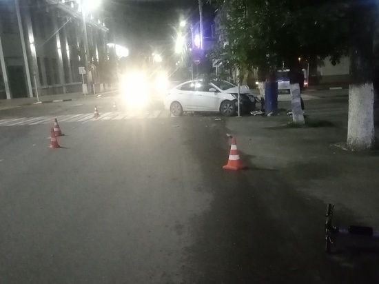 В Армавире при столкновении электросамоката и легковушки пострадали 2 человека
