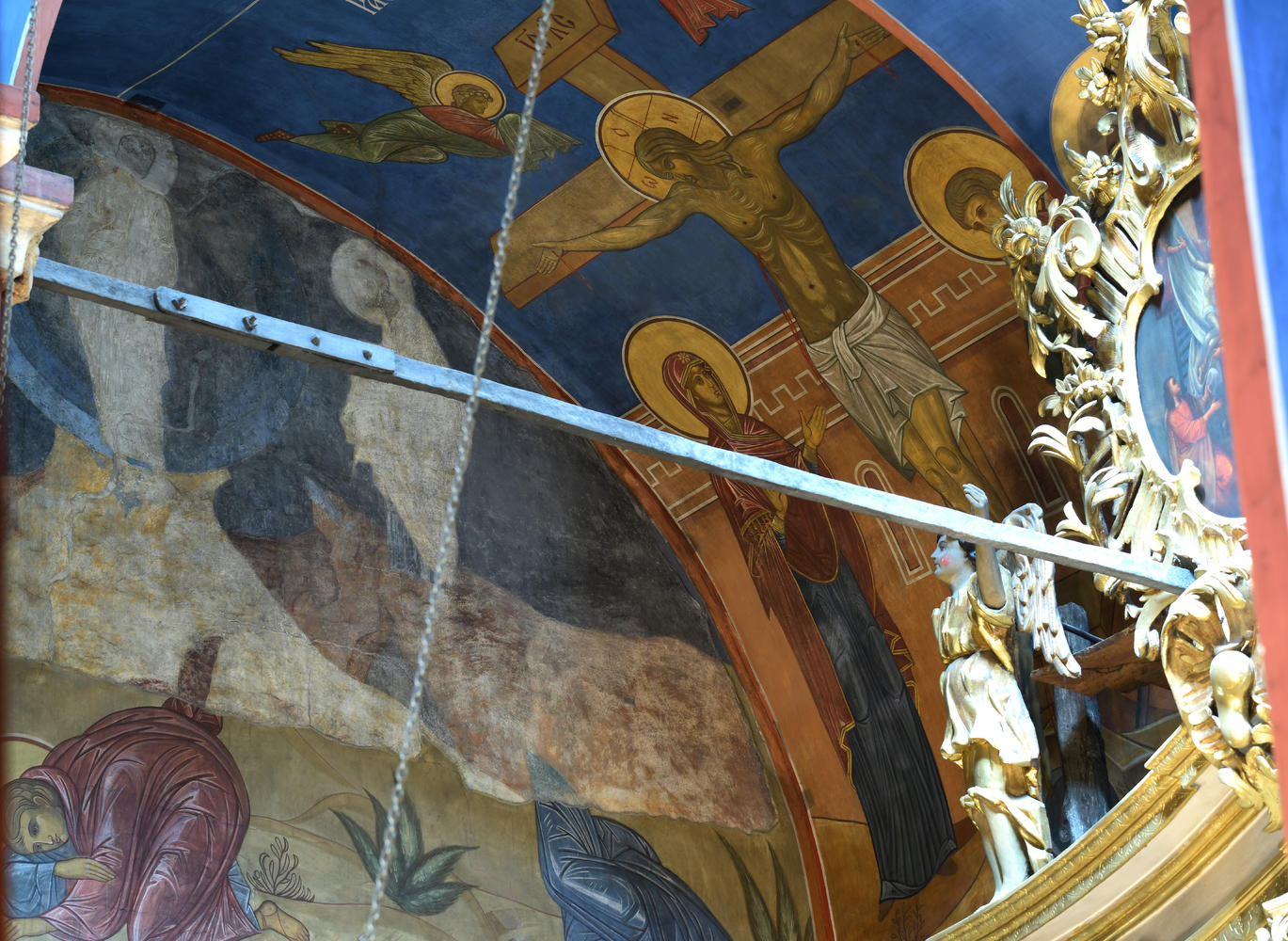 Специалисты сделали уникальные фото фресок Успенского собора