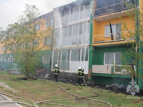 Масштабный пожар в трехэтажном доме потушили в Тополево под Хабаровском