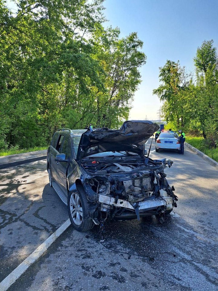 Два человека на кровати