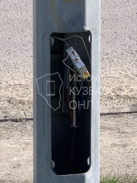 Житель Кемерова пожаловался на провода, торчащие из фонарного столба