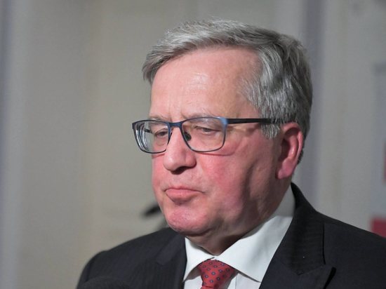 Экс-президент Польши потребовал отставки министра обороны республики