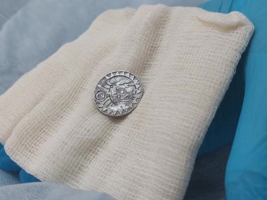 В Ноябрьске из пищеводов двух детей достали сувенирные монетки из сетевого магазина