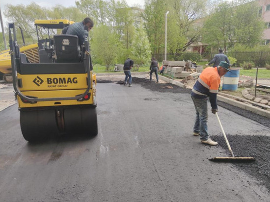 Работы по благоустройству двора на Псковской улице в Великом Новгороде подходят к концу