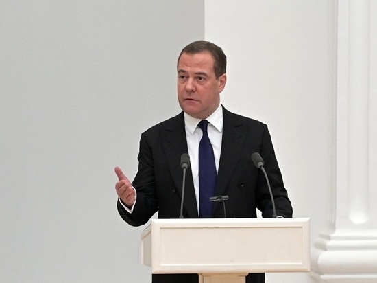 Зампред Совбеза Медведев: Россия будет наращивать выпуск вооружений после денонсации ДОВСЕ
