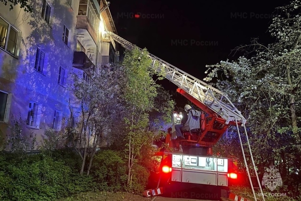Ночью костромские пожарные боролись с огнем в пятиэтажке на Гагарина
