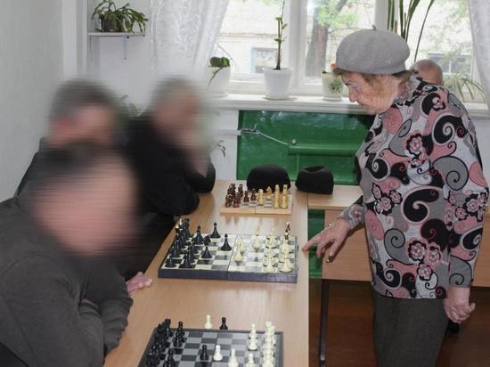 В Саратовской области в мужскую колонию привезли 86-летнюю пенсионерку