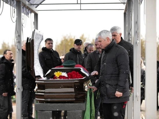 Скорбный день: в Ноябрьске похоронили погибших на фронте Рустама Ташрипова и Евгения Сторожева