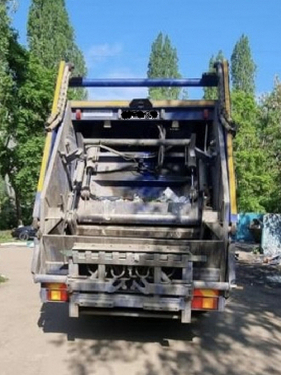 В Воронеже ехавший задним ходом мусоровоз сбил пенсионерку