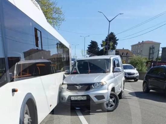 В Адлерском районе Сочи «Патриот» протаранил пассажирский автобус