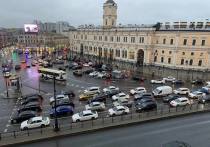 Петербургские автомобилисты зависли в многокилометровых пробках вечером 16 мая. Сервис «Яндекс Карты» фиксирует в городе 7-балльные пробки.