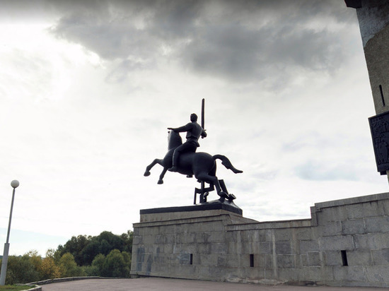 В Великом Новгороде готовятся перекрашивать коня и всадника на Монументе Победы
