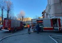 В Адмиралтейском районе Петербурга огонь охватил жилой дом. Об этом сообщила пресс-служба МЧС России по Петербургу.