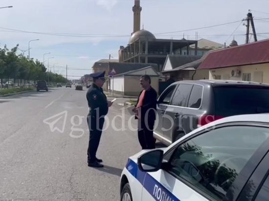 Сотрудники ГИБДД следят за соблюдением ПДД на дорогах Дагестана