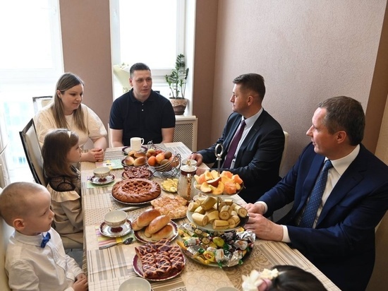 Вячеслав Гладков поздравил с праздником две многодетные семьи из Белгорода