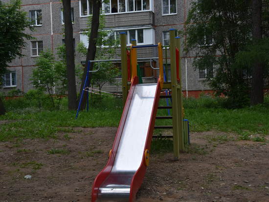 Костромские коммунальщики проверяют исправность оборудования на детских площадках