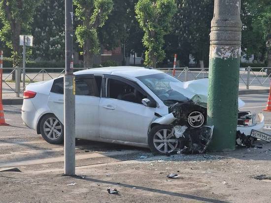 В Пензе рядом с цирком водитель врезался в столб