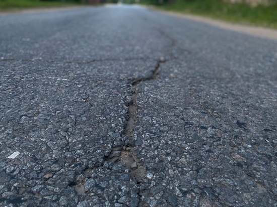 Выбоины и разломы обнаружили на дороге в Тверской области
