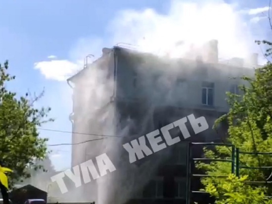 В Туле на улице Демидовской заметили фонтан воды высотой с пятиэтажку