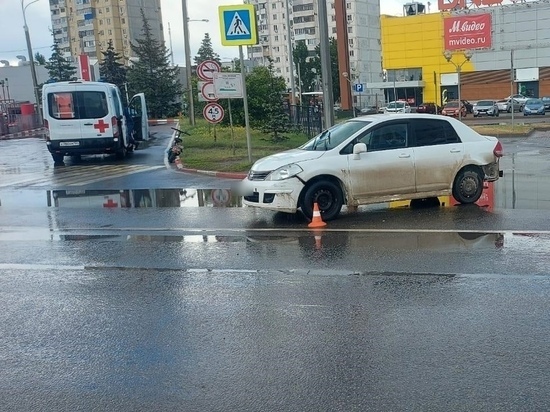 На парковке у ТЦ в Волгограде иномарка сбила пенсионера на электроскутере